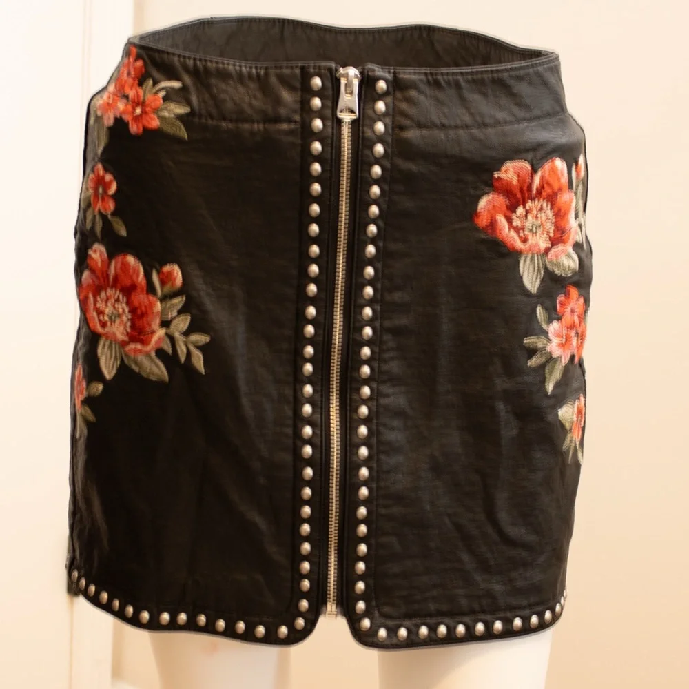 American Eagle Studded Black & Red Floral Faux Leather Zip Up Women’s Skirt Sz 4 - Picture 4 of 10